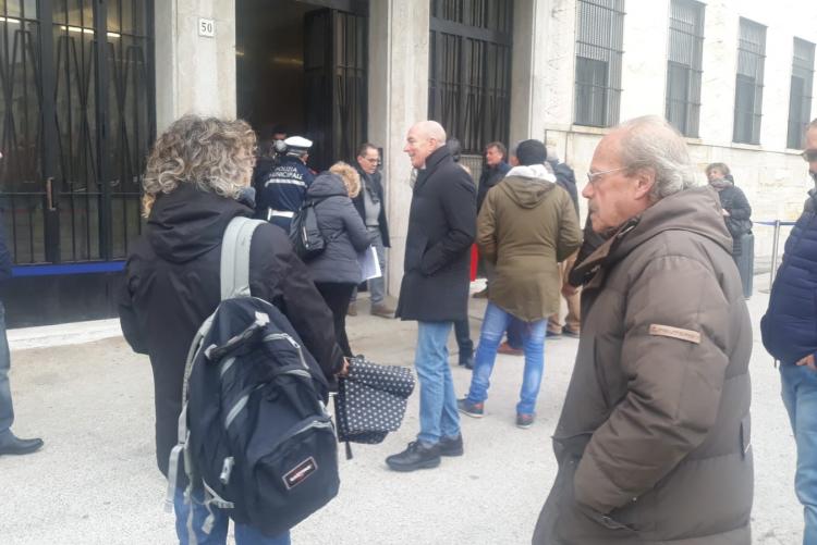 Il Sindaco che parla con i cittadini in attesa di entrare nel Palazzo dell'Anagrafe