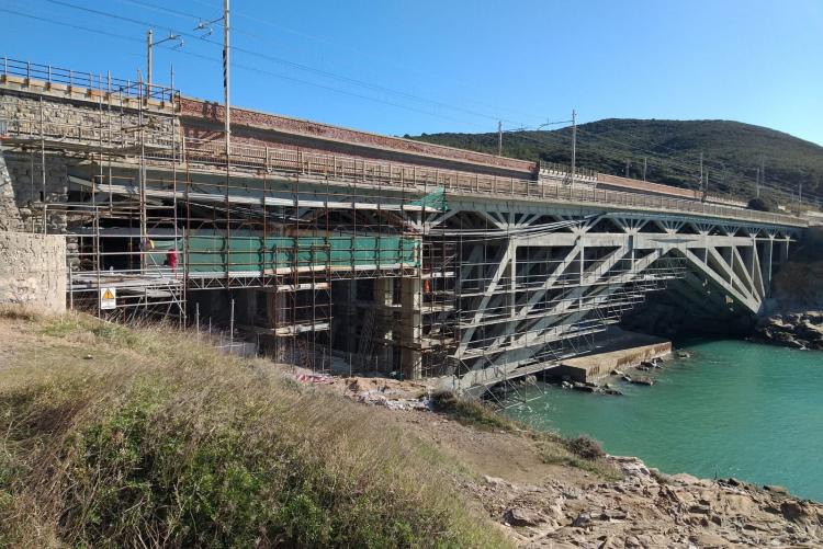 Ponte di Calafuria con impalcatura 