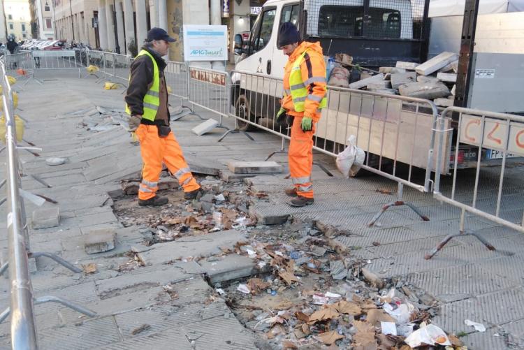 Operai al lavoro in piazza Grande