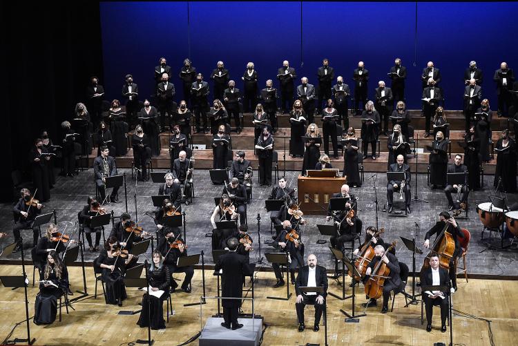 l'orchestra e il coro del teatro Goldoni al suo debutto - foto di Augusto Bizzi