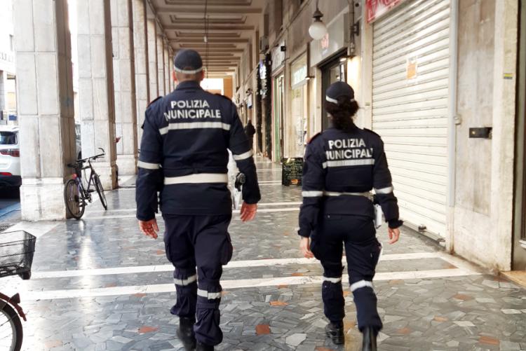 Agenti della PM in via Grande
