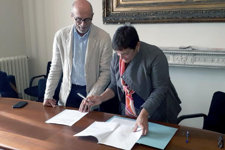 Foto del momento della firma dell'accordo 
