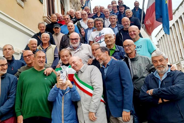 Foto degli Ambasciatori con il Sindaco sullo scalone del Palazzo Comunale
