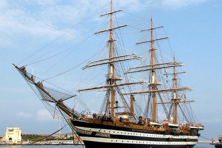 nella foto, la nave scuola Amerigo Vespucci