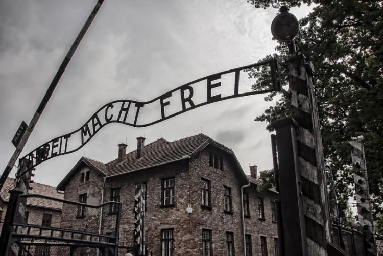 immagine dell'ingresso di auschwitz