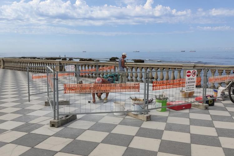 nella foto, i lavori alla pavimentazione della Terrazza Mascagni