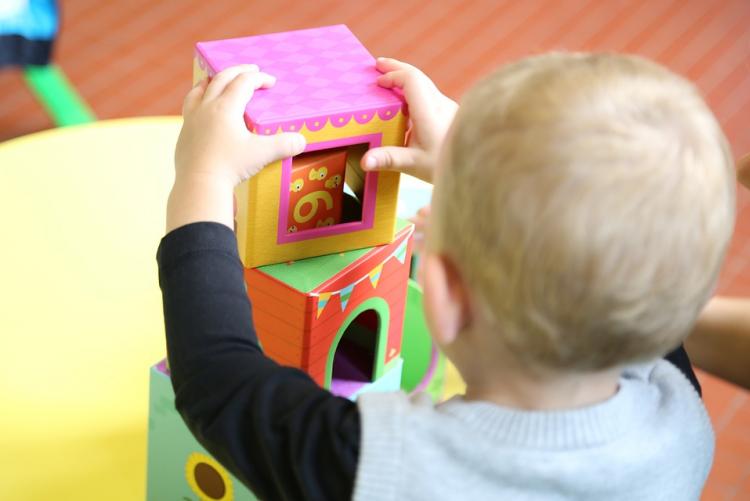 Immagine di un bambino al nido 