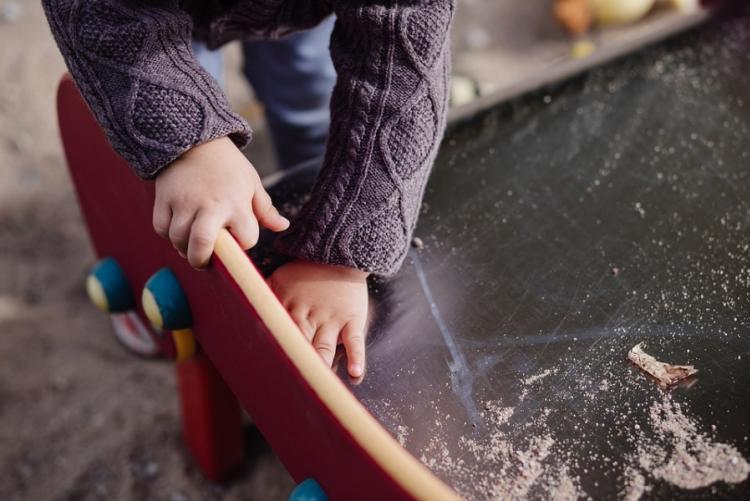 Bambino gioca in una struttura scolastica