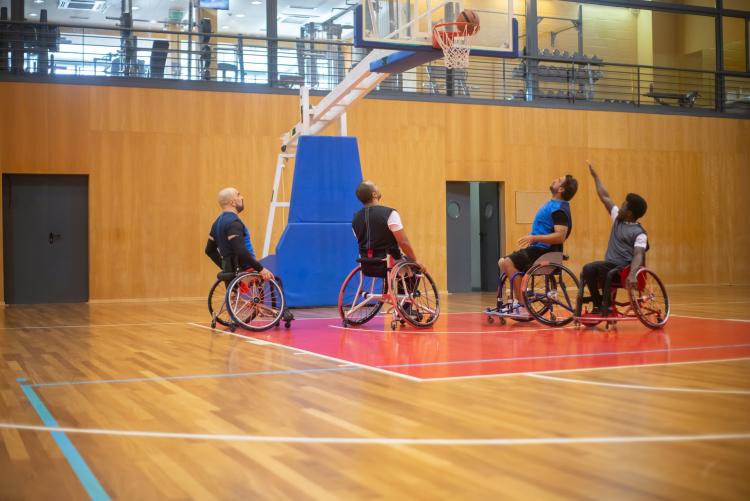 Partita di basket in carrozzina