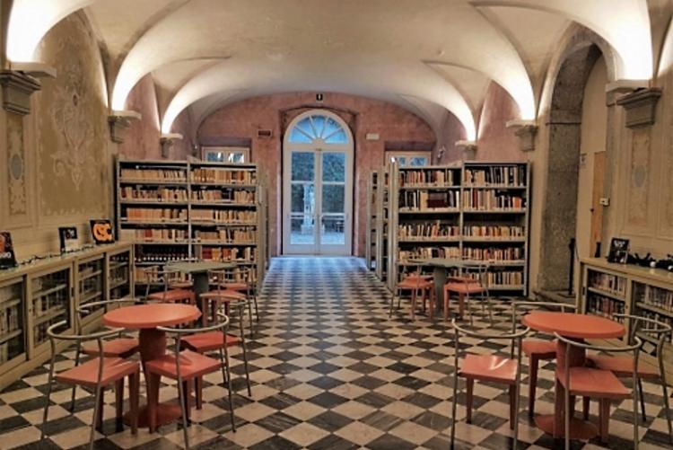 nella foto, l'interno della biblioteca di Villa Maria