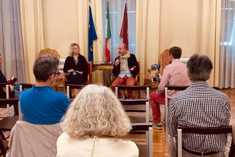 nella foto, la conferenza stampa