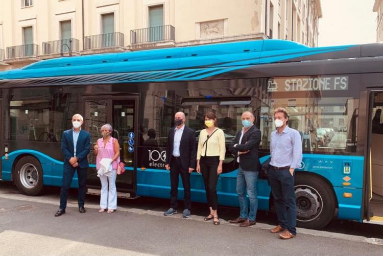 Foto della presentazione del bus elettrico Iveco