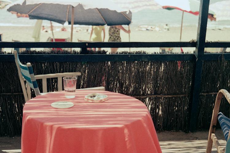 Vincenzo Balocchi, Tavolino di un bar sulla spiaggia di Cecina, 1961-1965, stampa moderna da pellicola in acetato di cellulosa alla gelatina sali d’argento a colori, Archivi Alinari-archivio Balocchi