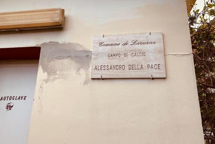 foto della targa di intestazione del campo