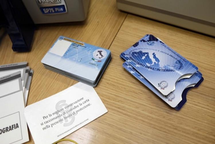 Foto di una carta d'identità elettronica