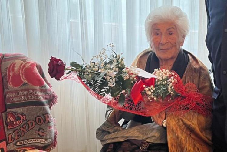 Foto di nonna Anna Rita con i fiori mandati dal Comune
