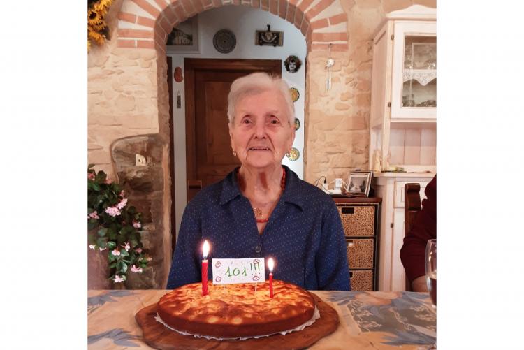 Foto di Noemi Ventura con la torta di compleanno
