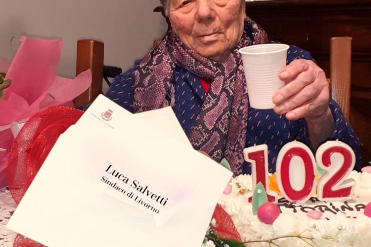 Foto di nonna Ottorina con la rosa del Sindaco