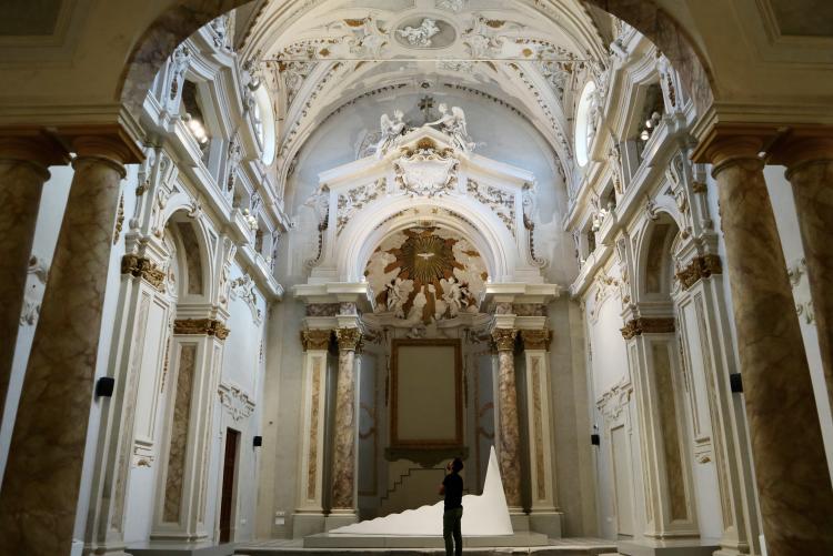 foto della chiesa del Luogo Pio e del grande rettile