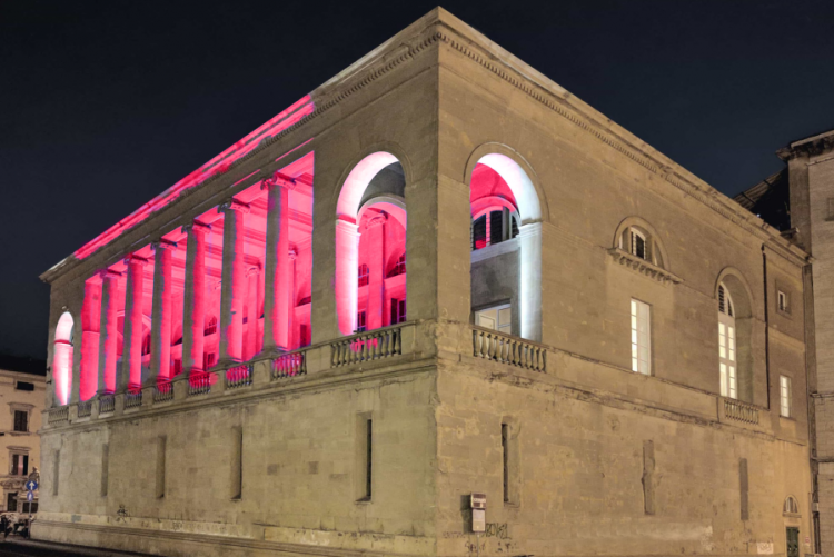 nella foto, il Cisternino di Città illuminato di rosso