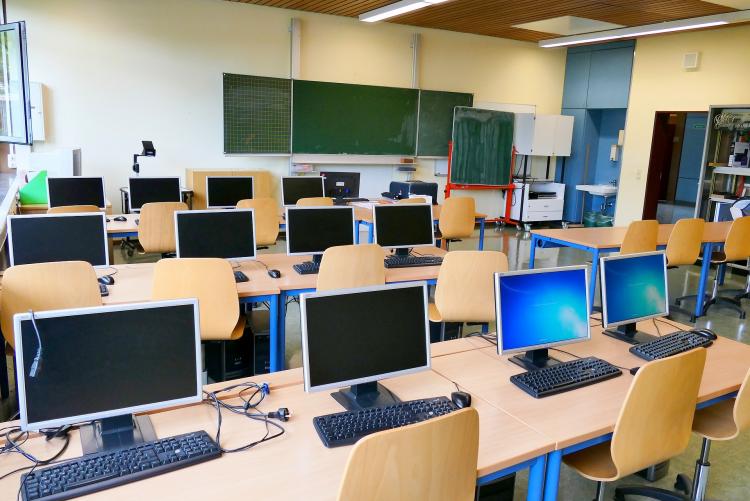  una sala computer, foto di Harald Landsrath da Pixabay