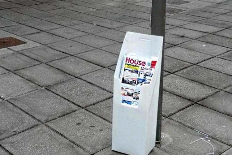 Foto di un contenitore portariviste