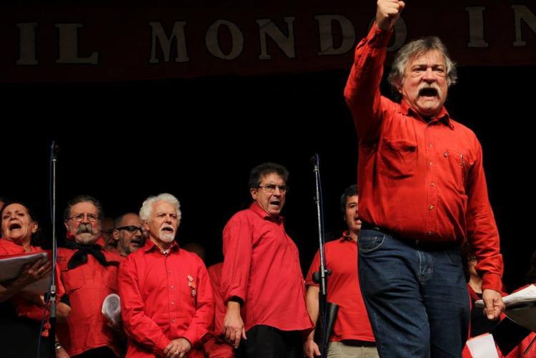foto di una esibizione del coro Garibaldi d'Assalto tratta dal profilo Facebook dell'associazione musicale