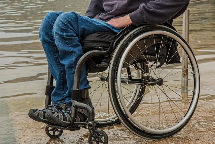 Foto di un disabile su sedia a rotelle