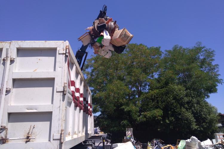 Foto intervento Aamps su una discarica abusiva di rifiuti