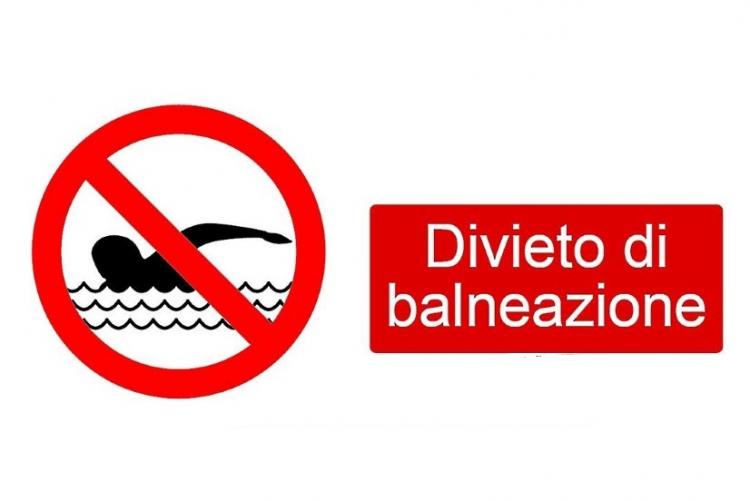 Cartello di divieto di balneazione