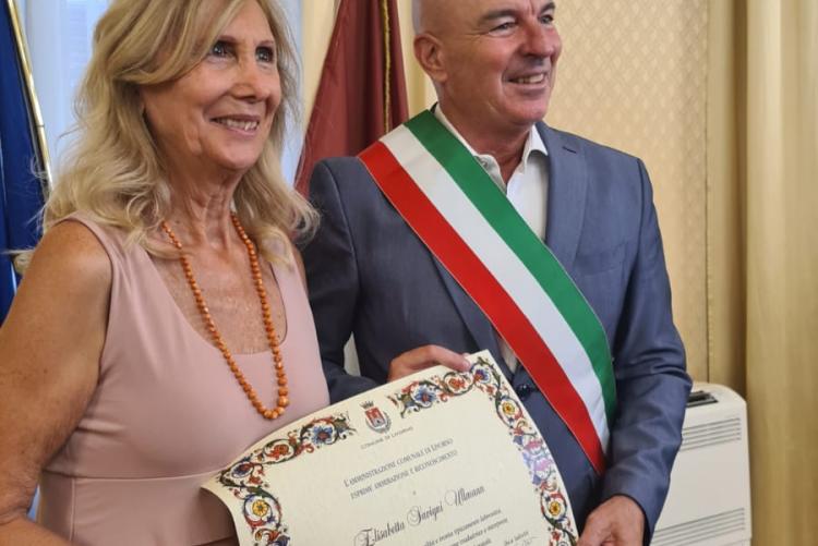 nella foto, Elisabetta  Savigni Ullmann con il sindaco Luca Salvetti