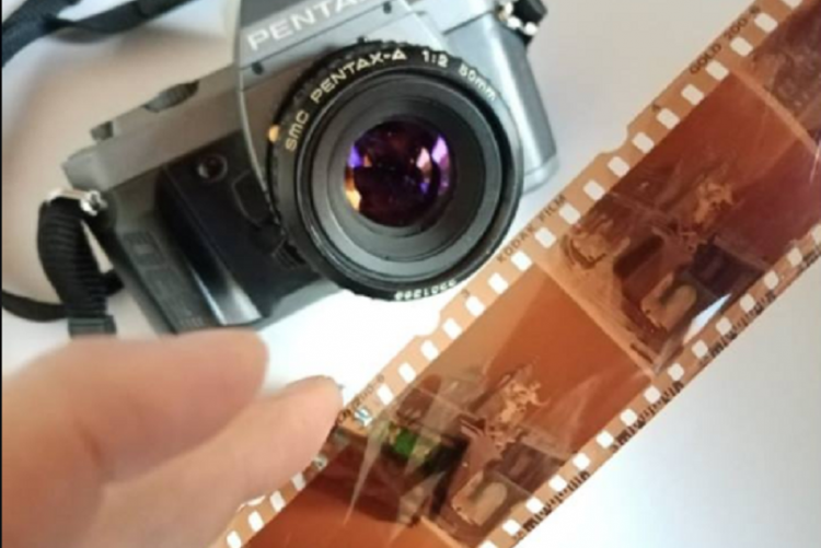 foto di una macchina fotografica e di un negativo