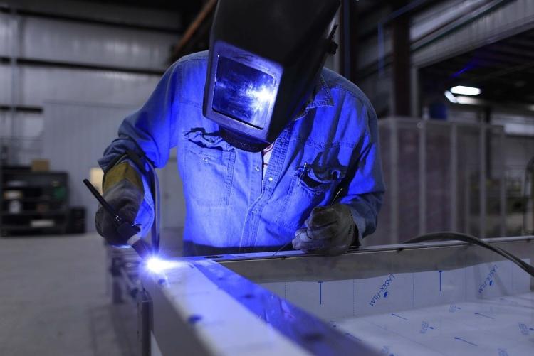 Foto di un operaio in fabbrica