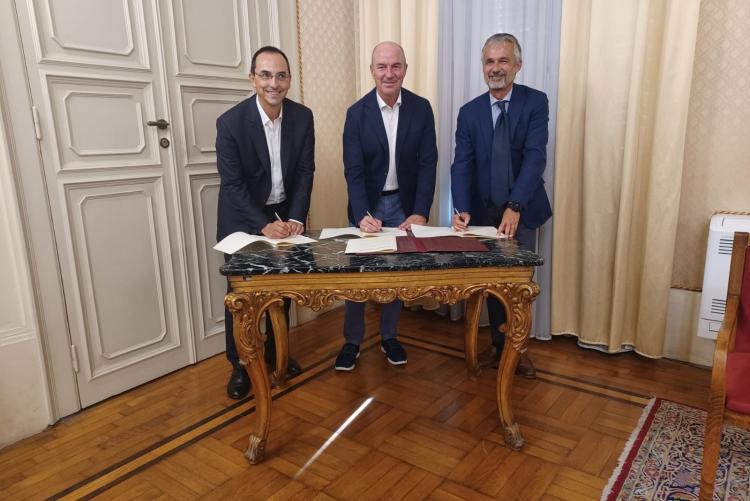 Foto della firma della convenzione
