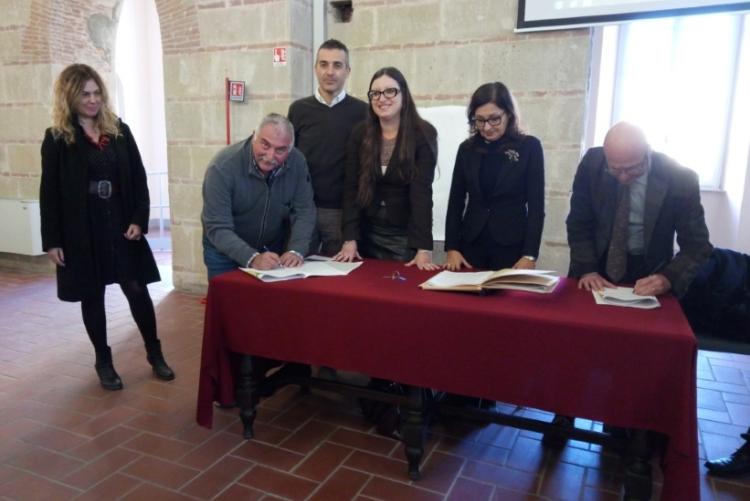 Immagine del momento della firma del patto di collaborazione