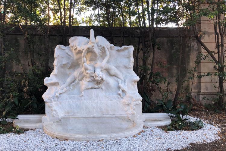 foto della fontana in marmo raffigurante Leda e il cigno