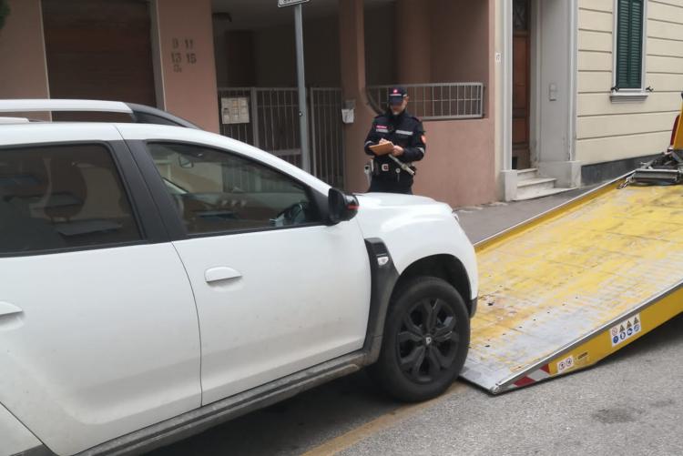 Foto rimozione di un'auto parcheggiata su stallo invalidi