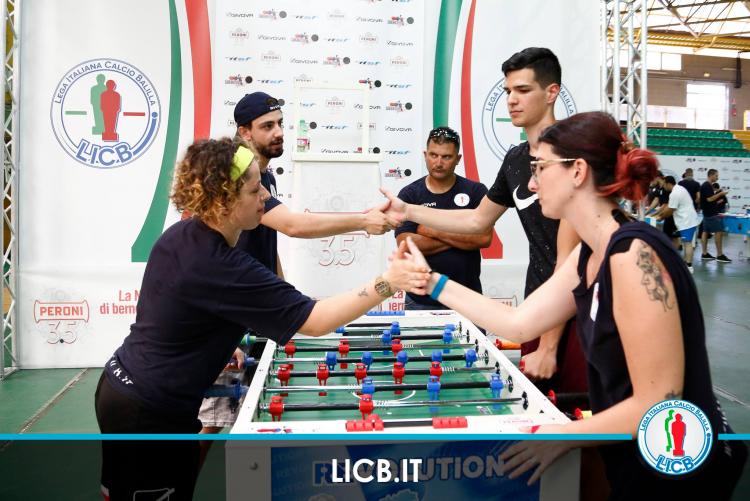 Foto di un incontro di calcio balilla