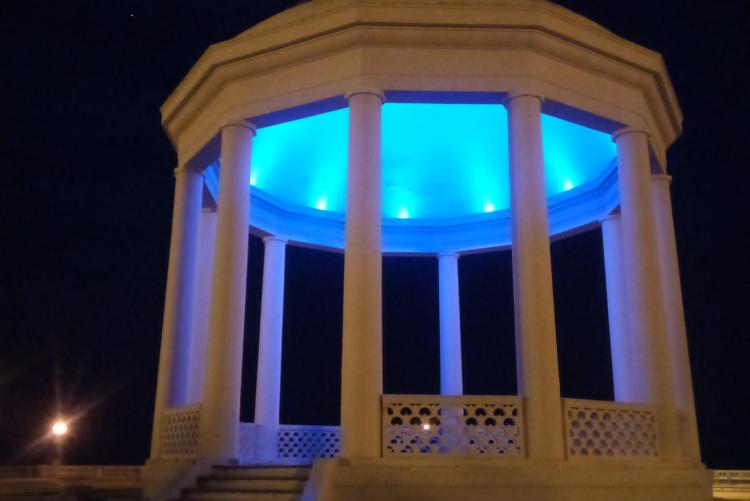 nella foto, il gazebo della Terrazza Mascagni illuminato di blu