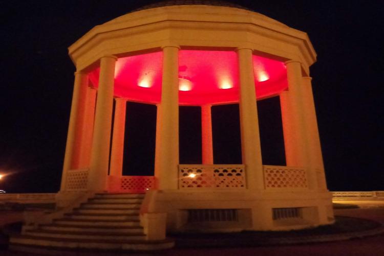 Foto del Gazebo illuminato di rosso 