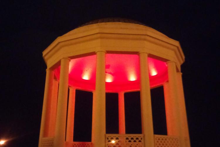 il Gazebo della Terrazza Mascagni illuminato di rosso