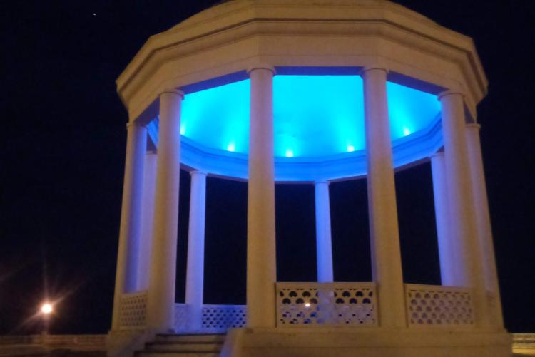 nella foto, il gazebo della Terrazza Mascagni illuminato di blu
