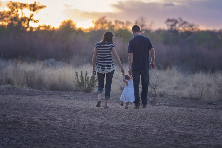 immagine di genitori e figli che passeggiano