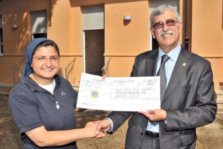 Foto di Gino Baldi con suor Raffaella Spiezio in occasione di un'iniziativa benefica del Lions Club Livorno Host