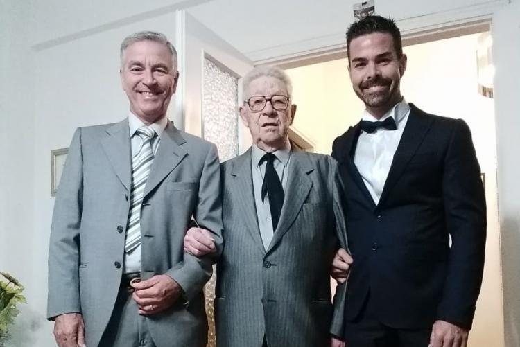 Gioberto Launaro, centenario livornese, fotografato con il figlio e il nipote