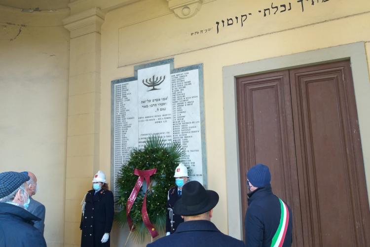 un momento delle cerimonie per il Giorno della Memoria al cimitero ebraico