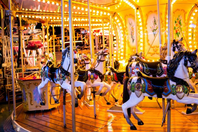 una giostra per bambini, Foto di Sergio  da Pixabay