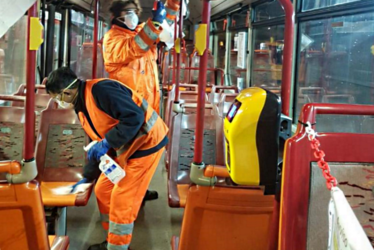 immagine operatori CTT intenti ad igienizzare un autobus