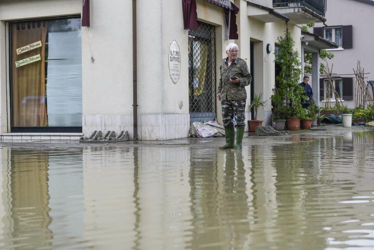 Foto di una strada allagata