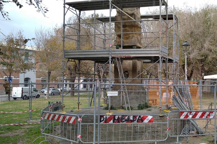 Foto dell'obelisco transennato